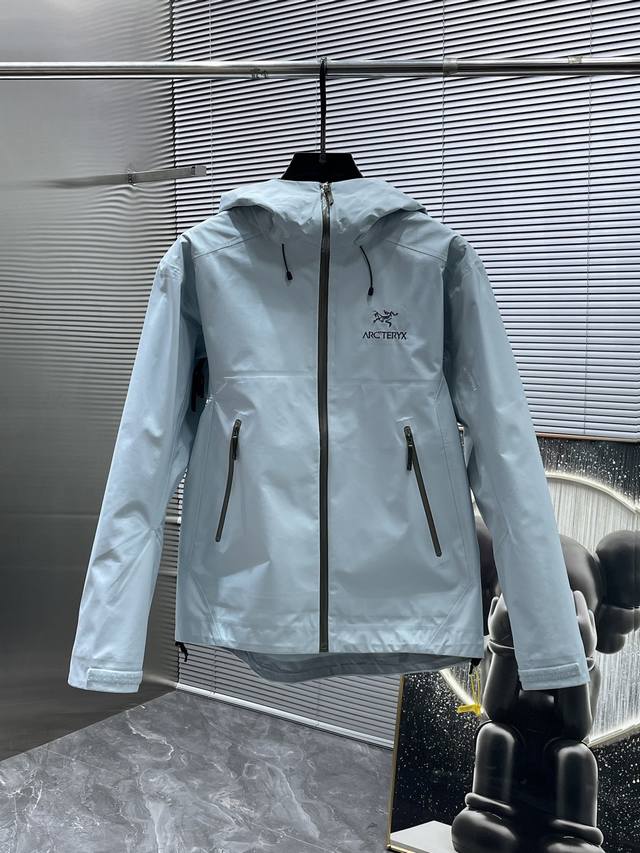 Arc‘Teryx 始祖鸟Beta Gtx Lt 防水硬壳冲锋衣 连帽夹克 三层面料最后的效果挺括轻薄 防水性能俱佳 多裁片对称立体位的拼接剪裁 论人体工学和专