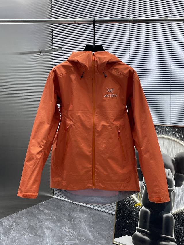 Arc‘Teryx 始祖鸟Beta Gtx Lt 防水硬壳冲锋衣 连帽夹克 三层面料最后的效果挺括轻薄 防水性能俱佳 多裁片对称立体位的拼接剪裁 论人体工学和专