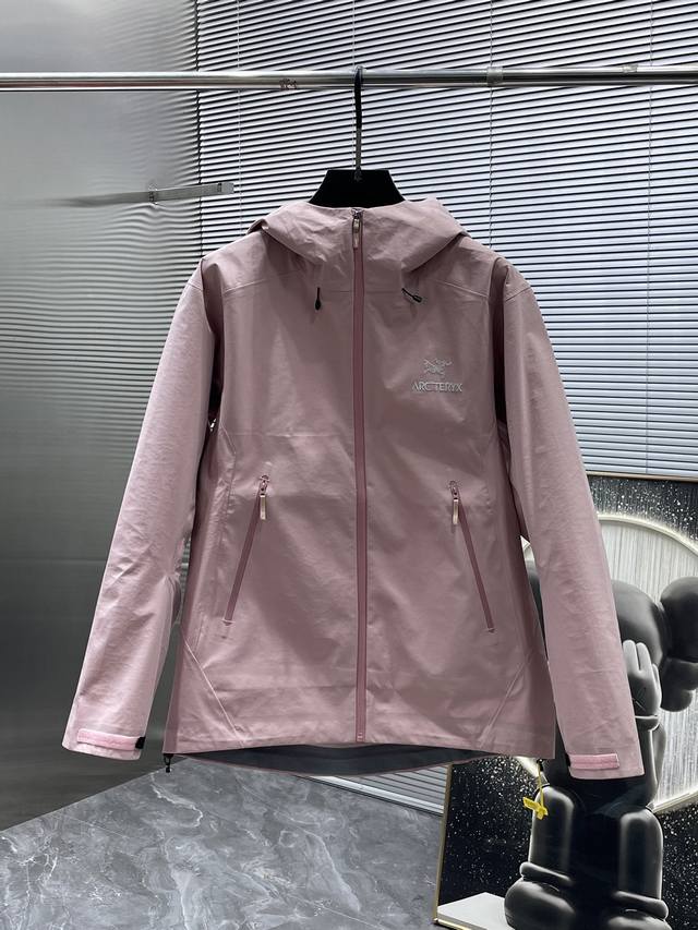 Arc‘Teryx 始祖鸟Beta Gtx Lt 防水硬壳冲锋衣 连帽夹克 三层面料最后的效果挺括轻薄 防水性能俱佳 多裁片对称立体位的拼接剪裁 论人体工学和专