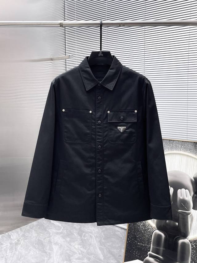 普拉达 prada 2025新款 翻领 夹克 外套，高端版本！专柜定制面料 透气舒适度高，细节无可挑剔，品牌元素设计理念，体现高品质。手感细腻柔软！呈现休闲裁剪