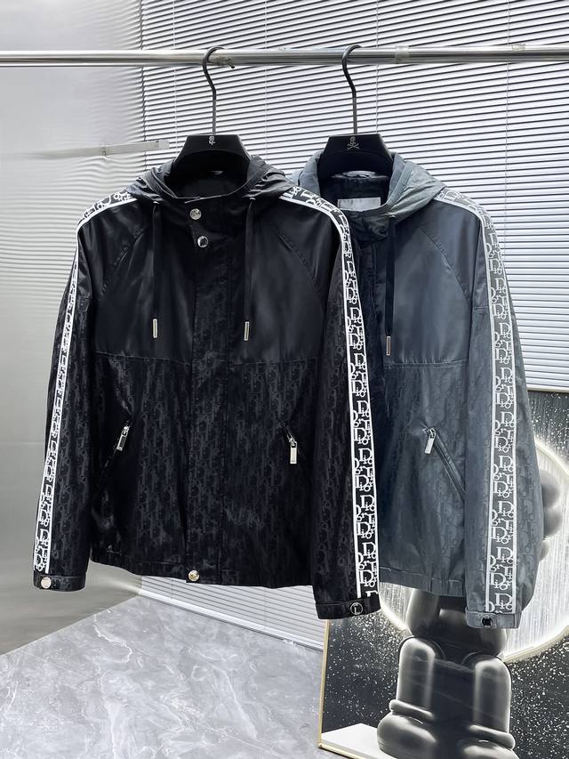 迪奥 Dior 2025新款 连帽 夹克 外套，高端版本！专柜定制面料 透气舒适度高，细节无可挑剔，品牌元素设计理念，体现高品质。手感细腻柔软！呈现休闲裁剪，上