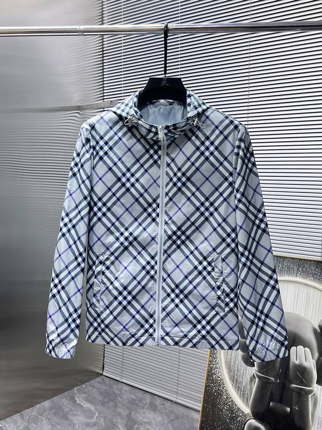 巴宝莉 Burberry 2025新款 连帽 夹克 外套，高端版本！专柜定制面料 透气舒适度高，细节无可挑剔，品牌元素设计理念，体现高品质。手感细腻柔软！呈现休