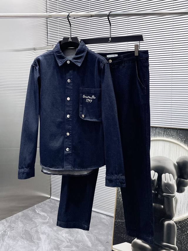 迪奥 Dior 2025秋冬新款 牛仔 套装，高端版本！专柜定制面料 透气舒适度高，细节无可挑剔，品牌元素设计理念，体现高品质。手感细腻柔软！呈现休闲裁剪，上身
