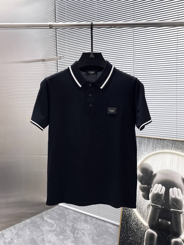 芬迪 Fendi 2025Ss新款 翻领短袖 针织 polo衫，高端版本！专柜定制面料 透气舒适度高，细节无可挑剔，品牌元素设计理念，体现高品质。手感细腻柔软！