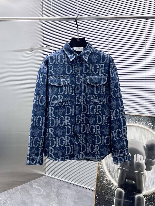 迪奥 Dior 2025Ss新款长袖 牛仔 衬衫 衬衣，高端版本！专柜定制面料 透气舒适度高，细节无可挑剔，品牌元素设计理念，体现高品质。手感细腻柔软！呈现休闲