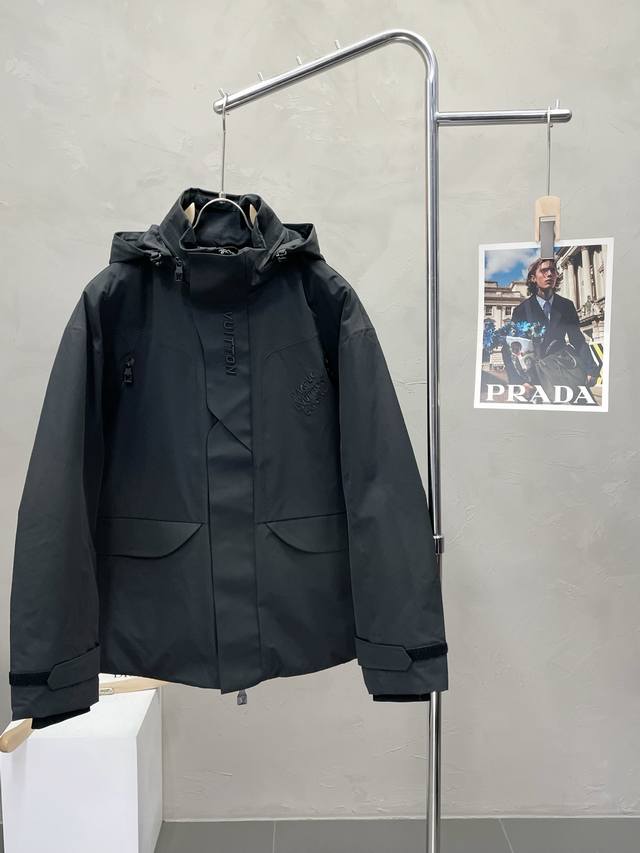 羽绒服-Louis Vuitton路易威登独家专供秋冬新款连帽高领羽绒服。帽子可收起设计。贸易公司渠道稀出，降温天气必备的保暖单品，不论是日常还是户外运动都能穿