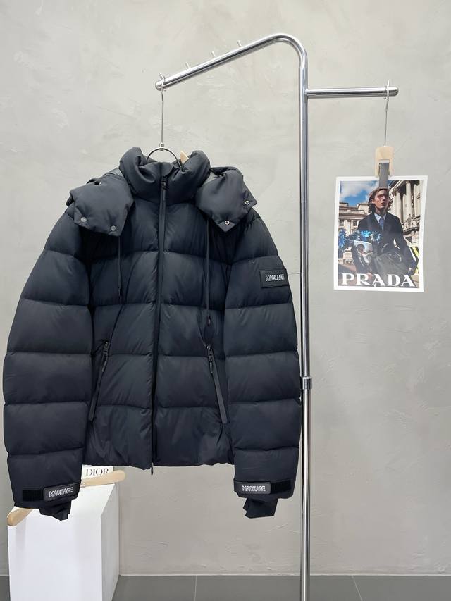 羽绒服-Mackage独家专供秋冬新款连帽高领羽绒服。轻型羽绒滑雪服，配有可拆卸的按扣风帽，增添保温保护。贸易公司渠道稀出，降温天气必备的保暖单品，不论是日常还
