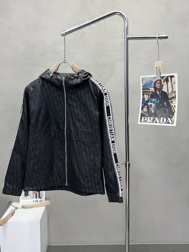 Dior迪奥独家专供最新时尚连帽提花夹克 经典设计感与颜值爆棚的外套，品质更是无法挑剔品控可以直接入手，不容过错的高端臻品！通过细节图片便可感受到它强悍的气场，