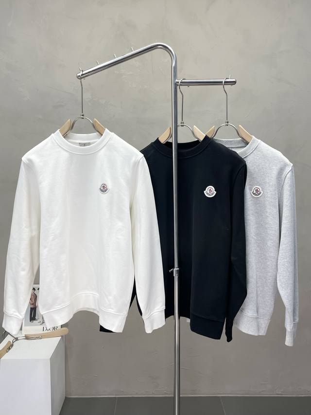 Moncler蒙口独家专供最新时尚套头卫衣 经典设计感与颜值爆棚的外套，品质更是无法挑剔品控可以直接入手，不容过错的高端臻品！通过细节图片便可感受到它强悍的气场