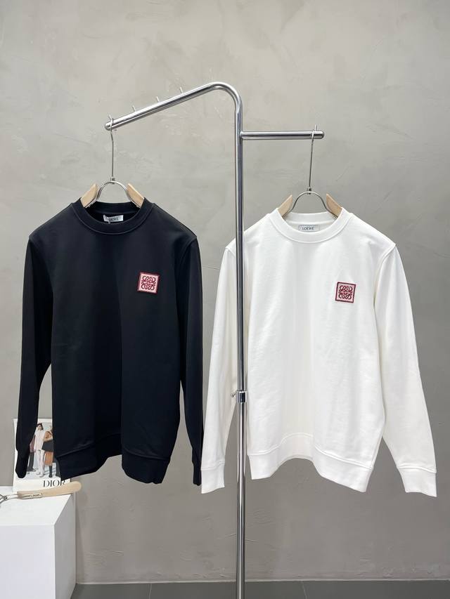 Loewe罗意威独家专供最新时尚套头卫衣 经典设计感与颜值爆棚的外套，品质更是无法挑剔品控可以直接入手，不容过错的高端臻品！通过细节图片便可感受到它强悍的气场，
