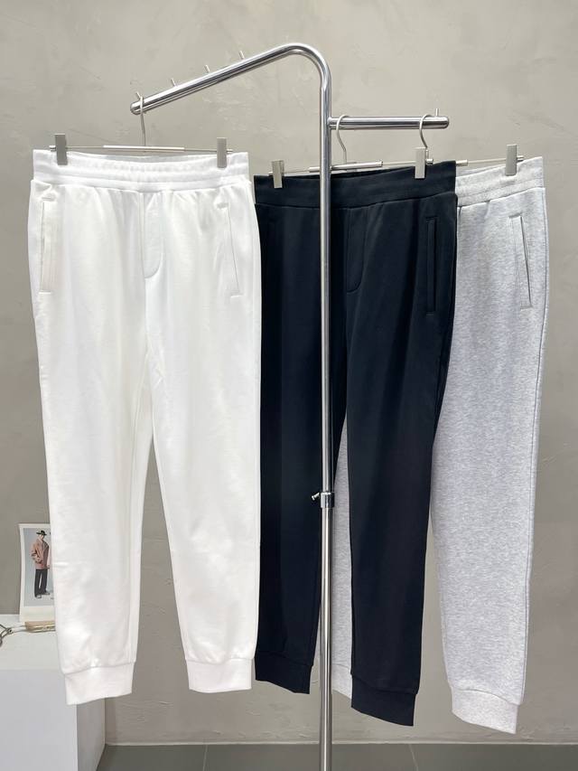 prada普拉达独家专供新款 休闲裤 高端版本！专柜定制面料 透气舒适度高，细节无可挑剔，品牌元素设计理念，体现高品质。手感细腻柔软！呈现休闲裁剪，上身版型超赞