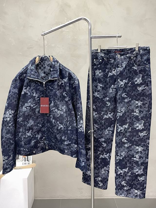 外套 、长裤 。Gucci古驰独家专供新款专柜同款牛仔套装，透气舒适休闲！高级感满满！细节精致高档，做工无可挑剔！原版高端面料很显高级！面料柔软细腻舒适 吸湿速