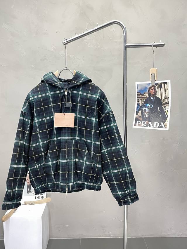 Miumiu谬谬独家专供最新时尚棉服连帽夹克。经典设计格子元素与颜值爆棚的外套，品质更是无法挑剔品控可以直接入手，不容过错的高端臻品！通过细节图片便可感受到它强