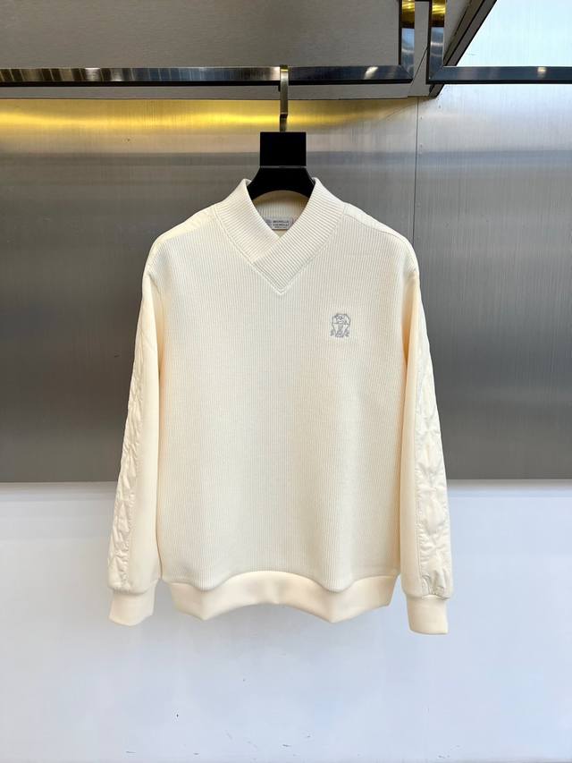 Brunello Cucinelli-Bc、2025秋冬新品V领针织毛衣，以精纺棉绒混纺面料诠释意式低调奢华。经典V领设计搭配左胸处品牌刺绣徽标，袖身采用菱形绗
