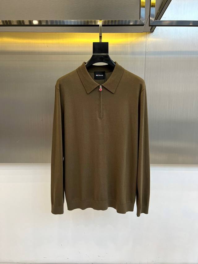 Kiton-2025秋冬新品男士针织衫，以橄榄绿、酒红与深蓝等多重优雅色调呈现。采用半拉链翻领设计，拉链头点缀醒目的红色细节，兼具实用功能与视觉亮点。精选49.
