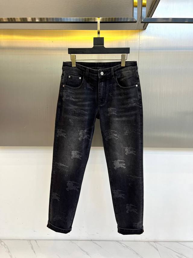 Bur巴宝莉、2025秋冬新品男士休闲牛仔裤。以标志性战马图腾潜入黑色丹宁肌理！2025秋冬新款采用微光水洗工艺，让经典战马图案以若隐若现的磨白质感跃然裤身，直