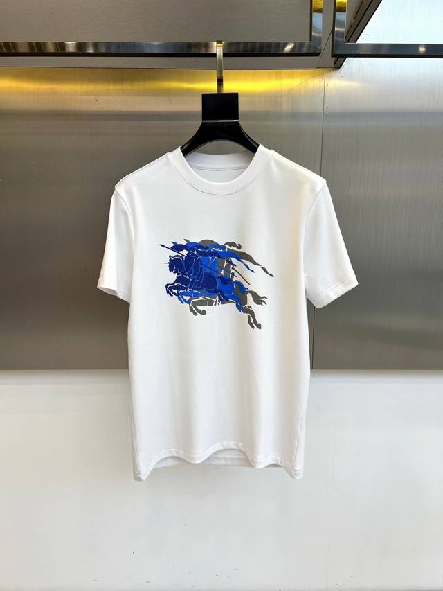 Bur巴宝莉、2025春夏新品短袖T恤，以极简纯白底色衬托艺术化设计语言。经典圆领剪裁搭配宽松适中的版型，确保穿着舒适度与利落感并存。最大亮点在于正面采用蓝灰色