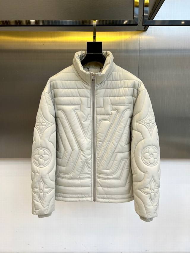 LV 威登、25Fw男装新款绗缝棉衣夹克外套1Agioo 浅灰防撕绗缝绣标腰部抽绳新款。这款绗缝夹克非常适合秋季穿着，是对纽约遛狗者的致敬之作。这款夹克采用浅灰