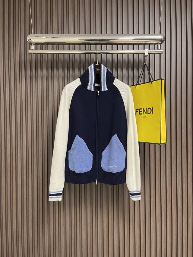 Dior 学院风开衫夹克外套，蓝色和米色平纹针织毛毡面料 Christian Dior Couture铃兰刺绣，这款 Christian Dior Coutur