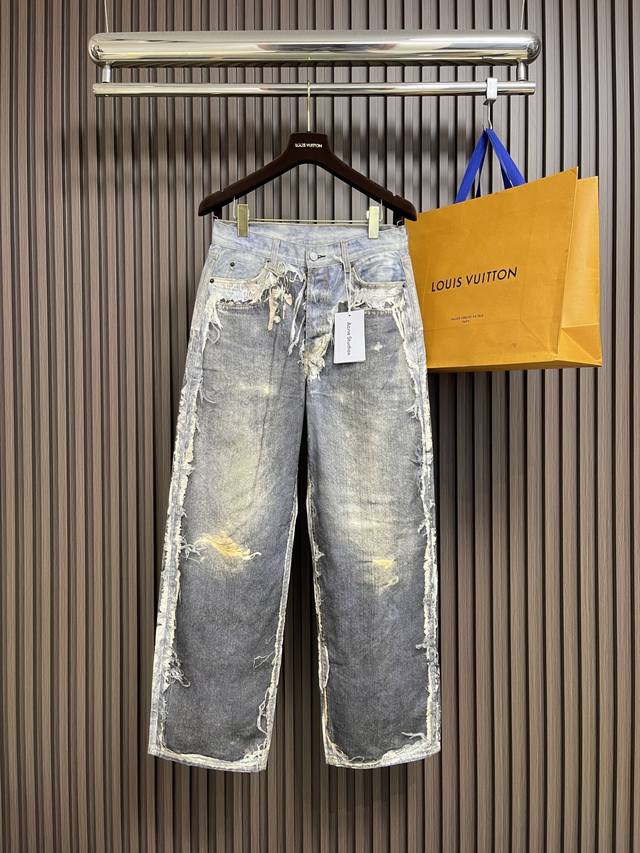 Acne Studios 3D打印印花假两件做旧牛仔裤，磨毛无弹面料，才能出得来3D的效果，前前后后修正了八次印花细节，六次调色，再由激光烧花定位裁剪，整体走线