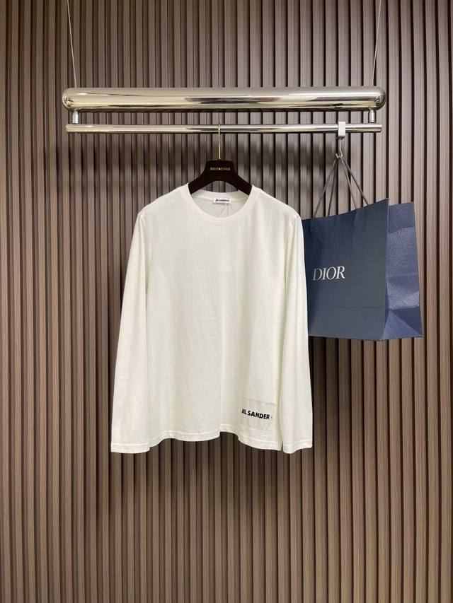 Jil Sander 字母Logo仔章长袖T恤，德国设计师品牌 由于节俭的美学和简洁的线条而闻名。极简主义一向不愁其追随者！小众设计，经典百搭，个性廓形设计，简