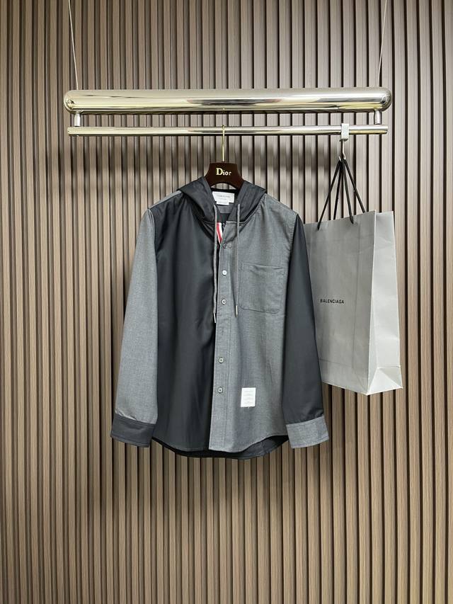Thom Browne Tb连帽内织带拼色长袖衬衫，左右拼色设计简约又特别，门襟里藏着标志性红白蓝织带，低调露出来超有范儿～休闲感拉满。日常出街、随便一搭都很绝