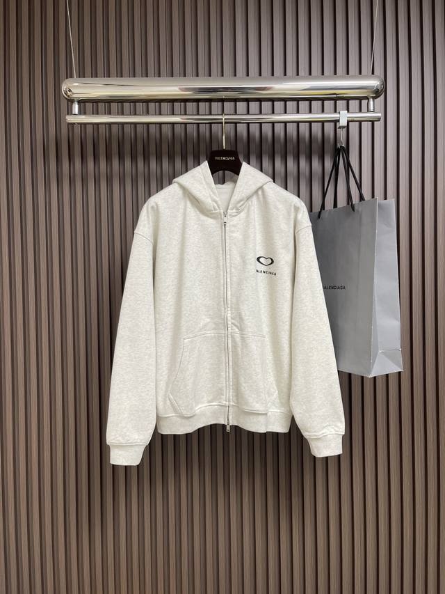 Balenciaga Logo标识印花拉链连帽卫衣，配置了高支数翻绒面料面料，卫衣面料高达430克，份量感十足，高密度的面料肌里感清晰可见，柔软舒适是基本，透气