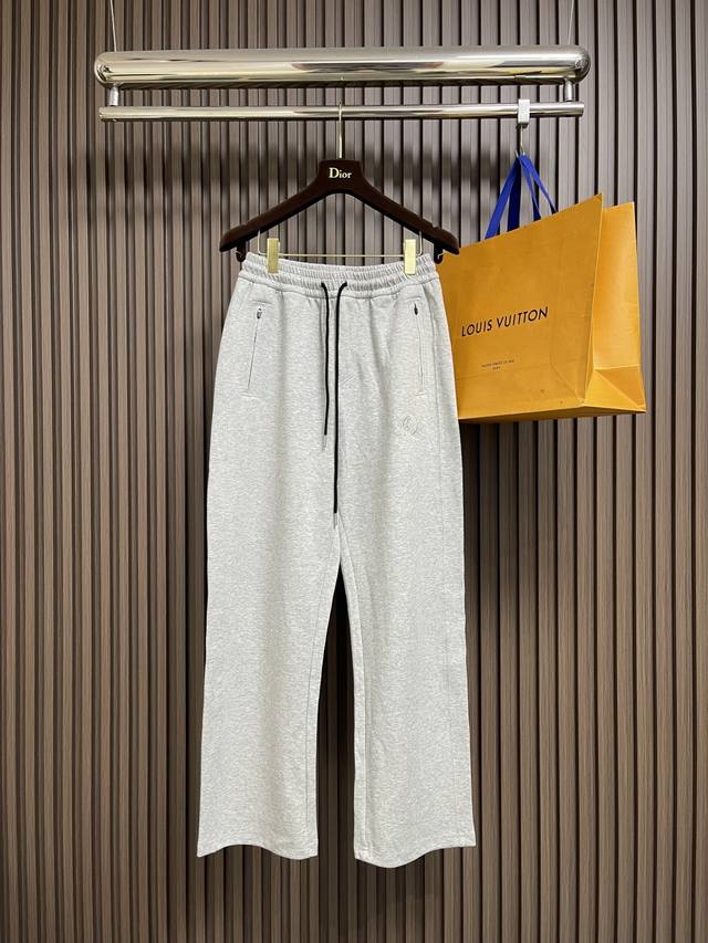 Mm6 2025Ss新款数字刺绣阔腿卫裤。完全能够横跨不同年龄阶段搭配，买它绝对不会错！这款卫裤采用密织面料拼接而成，面料色泽纯正，质感顺滑挺括且抗皱，穿着舒适