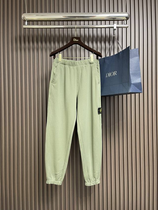 Stone Island 石头岛2025Ss秋冬新款束腿休闲裤，选用进口面料，柔软舒适有质感，原版五金配件，细节处理精致，上身效果超级无敌赞。尚选面料匠心而制