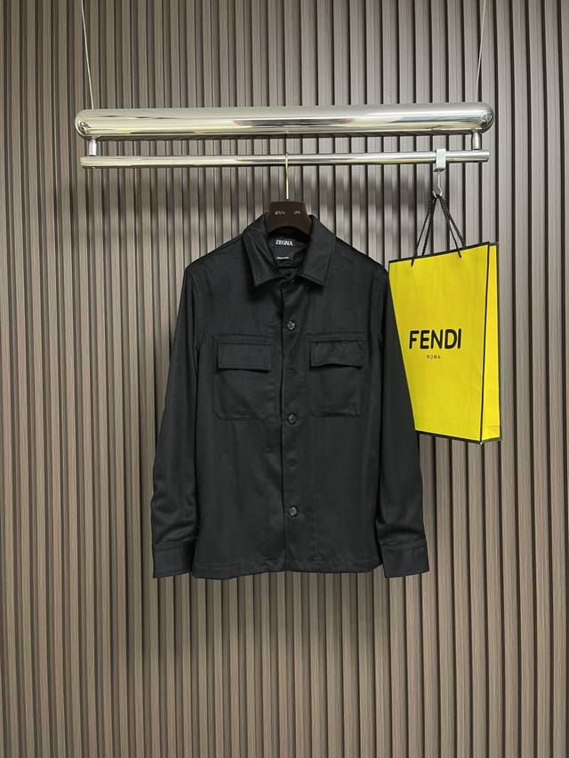 Zegna 2025Ss秋冬新款长袖衬衫，胸前对称的大口袋，是工装风格的轻量表达。宽松却不垮塌的剪裁，符合人体工学的舒展需求，抬手间露出的 袖口细节，极简中藏着