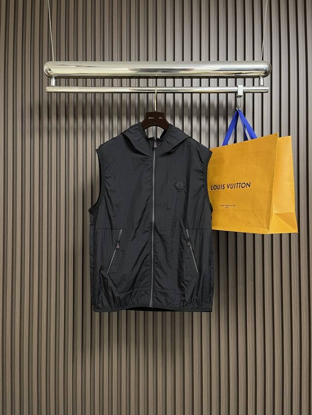 Moncler 2025春夏新款轻薄连帽马甲，男士硅胶Logo标识户外科技尼龙无袖外套。简约有特色的户外运动单品，上身可以承载一切的风格搭配。经典硅胶铭牌Log