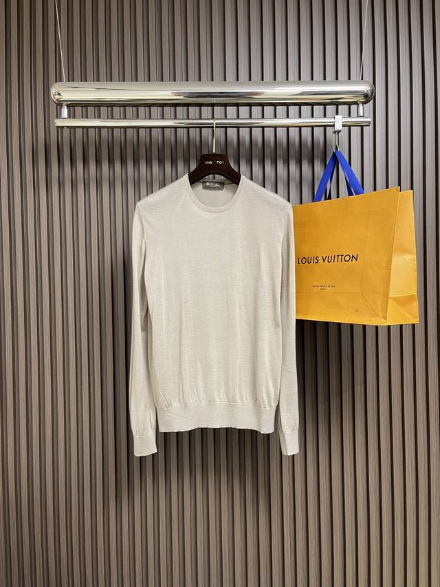Lp Loropiana 圆领针织衫毛衣，针织面料质感上乘，触感柔软顺滑，亲肤性极佳，穿着时仿佛被温柔包裹，同时兼具良好的垂坠感，让整体造型更显优雅随性。经典圆