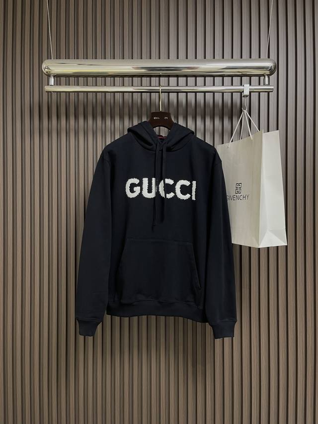 Gucci 2025Ss新款饰刺绣针织棉连帽卫衣，多款新季针织单品持续匠心演绎品牌元素。这款常规版型连帽卫衣以细绒针织棉匠心打造，巧妙融入Gucci羊毛纱线刺绣
