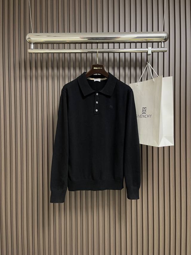 Burberry 战马饰刺绣领针织polo，以羊绒为主体主导面料的手感、保暖性和轻盈感，同时提供无与伦比的穿着体验。少量聚酰胺和莱卡的喂入增强整体的耐用性和抗起