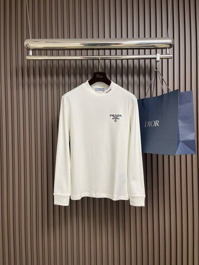 prada 品牌标识刺绣圆领长袖T恤，采用高品质纯棉，软糯亲肤还特显质感，光溜溜的但又有扎实的厚度，不是那种一扯就变形的廉价货！胸口贴布刺绣字母清晰立体，瞬间把