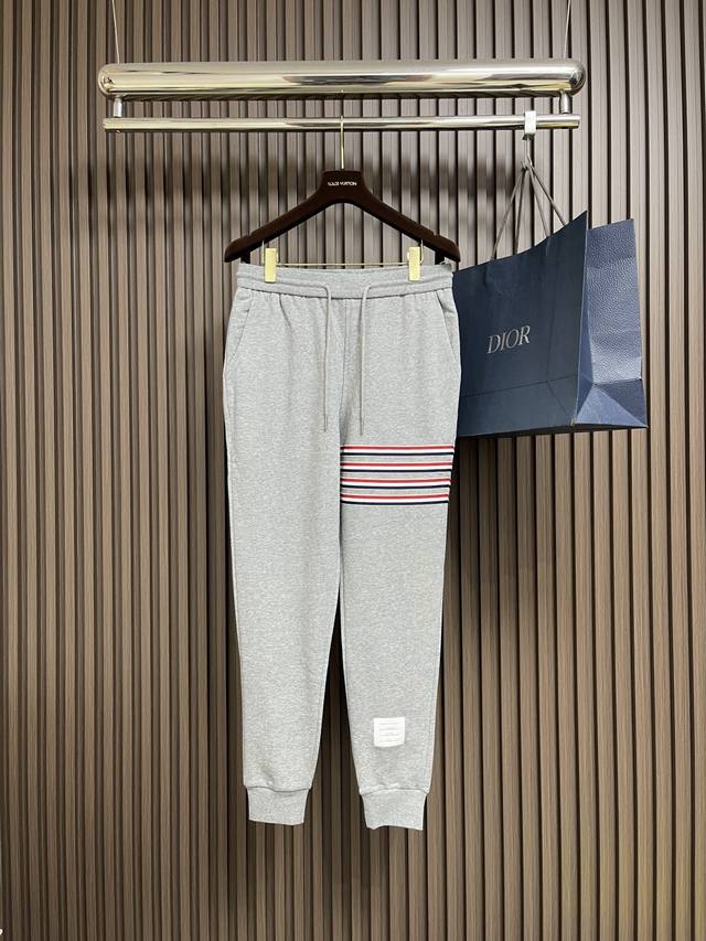 卫衣 裤子 Tb Thom Browne 红白蓝织带四杠卫衣卫裤套装，红白蓝织带四道杠，这标志性设计太绝，辨识度直接拉满，纯棉材质超亲肤，透气又舒适，日常出街、