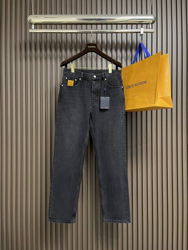 Lv 2025Ss早秋新款滑板牛仔裤，本款滑板牛仔裤选用日本精工丹宁布，以匠艺巧思重释经典设计。后袋处以明线刺绣 Lv 字母，票袋与腰际点缀正绒面革标识贴饰，可