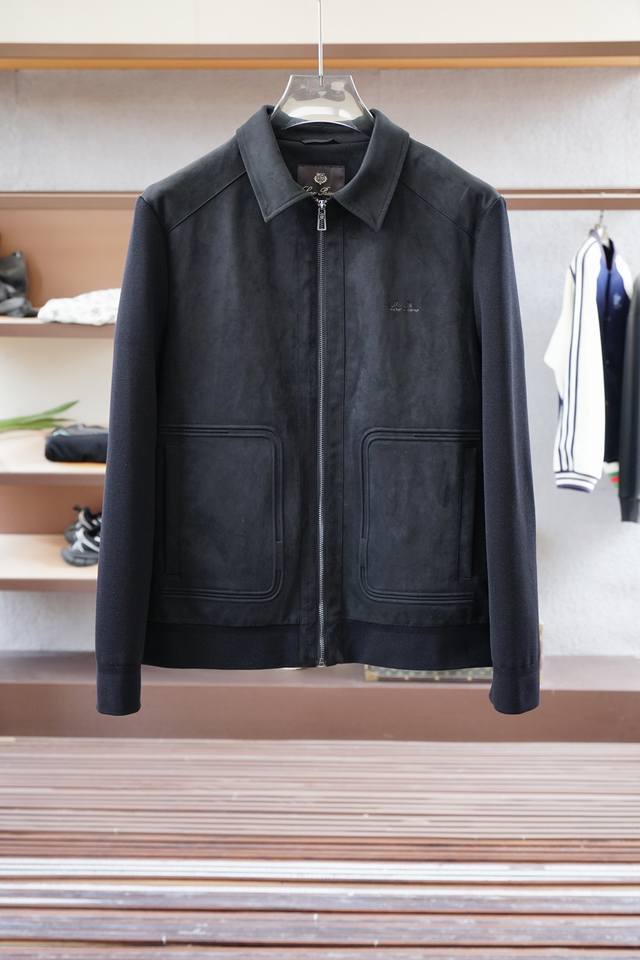 秋冬新款系列#2025商务休闲立领外面精选仿麂皮面料，经纬线分明的材质结合科技镀层，带来防风疏水同时柔软穿着的特性。设计感的可收纳戴帽，配合多处压胶拉链及防水收