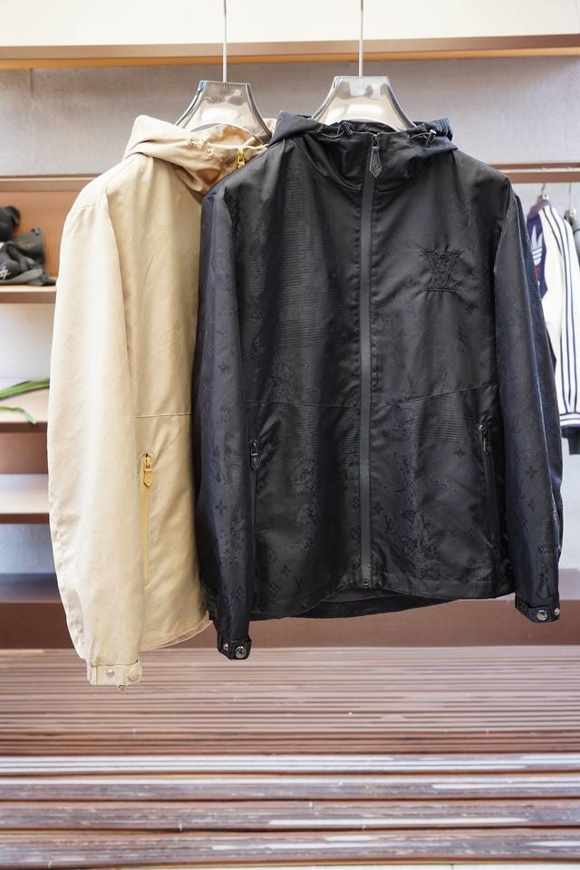 Lv路意威登-2025磅秋款，秉承着一贯的爆款经典夹克版型打造，但是此款的看点确实超越以往。胸前和袖子刺绣Logo徽标点缀，再生提花尼龙防水面料，专为户外打造，