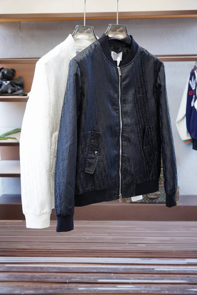 Dior迪奥-2025磅秋款，秉承着一贯的爆款经典夹克版型打造，但是此款的看点确实超越以往。撞色拉链门襟，胸前标志性金属三角徽标点缀，再生尼龙防水面料，专为户外