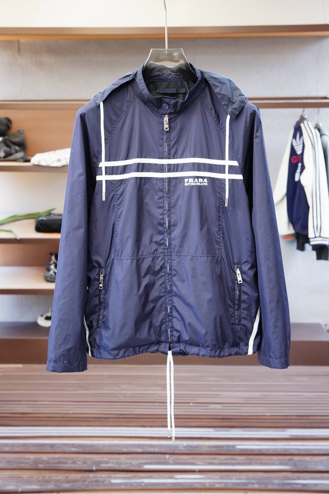 prada普拉达 新款p家Re-Nylon再生尼龙材质撞色拉链门襟立领外套，男士胸前金属三角标装饰轻便夹克。罗马尼亚同渠道订单，最为期待的精品狠货来袭，撞色拉链