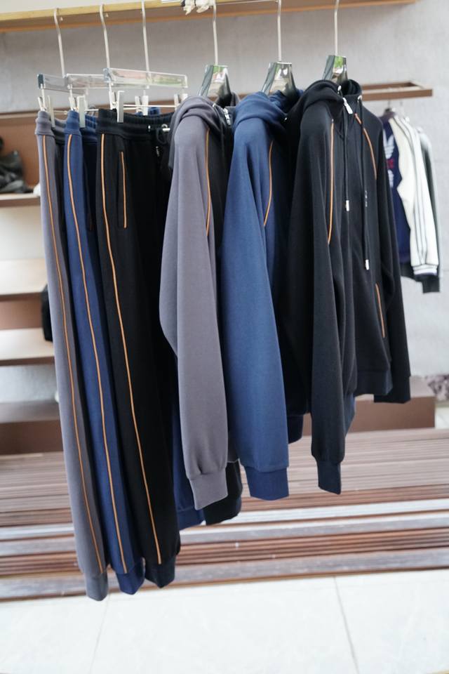 布鲁提-2025秋冬新品休闲套装！简单大方连帽专柜定制刺绣Logo设计 工艺设计！干净利落剪裁 都市风十足 可供独家顶级定制面料，手感软糯干爽，上身效果挺括有型