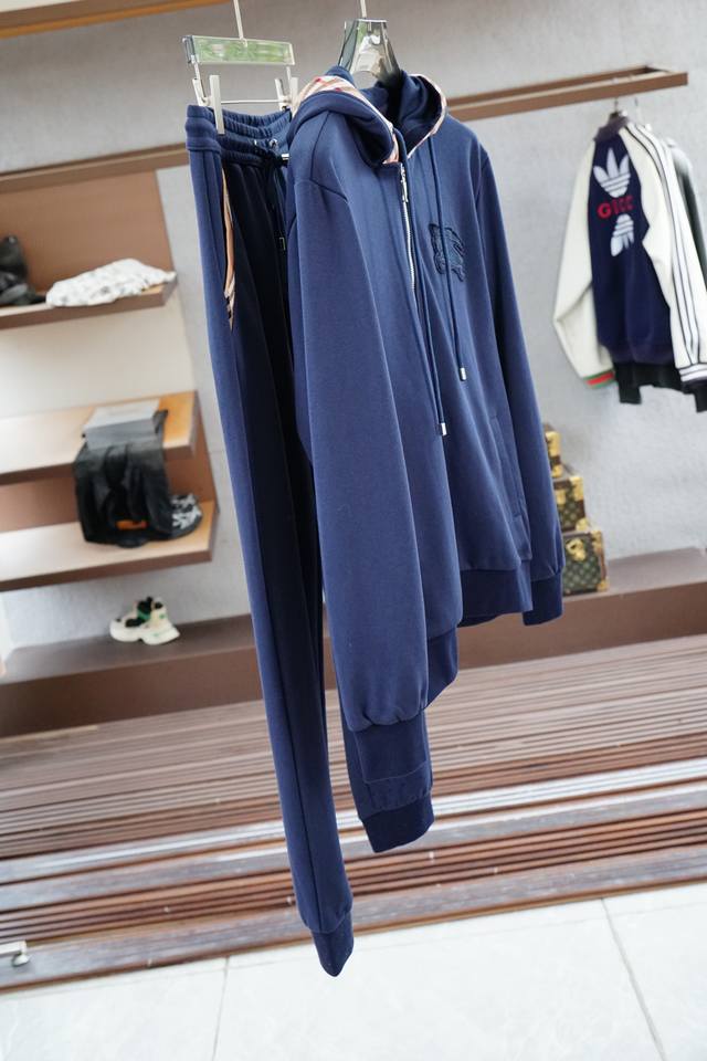 Bbr巴宝莉-2025秋冬新品休闲套装！简单大方连帽专柜定制刺绣Logo设计 工艺设计！干净利落剪裁 都市风十足 可供独家顶级定制面料，手感软糯干爽，上身效果挺