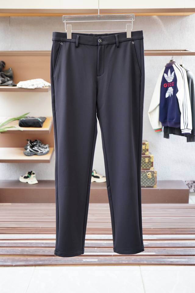 prada普拉达-2025Ss秋冬新品火爆上市啦 顶尖时尚潮流狠货 甄选定制西裤面料手感舒适有微弹有质感 剪裁贴合人体工学设计有垂感 定制品牌五金配件上身版型效