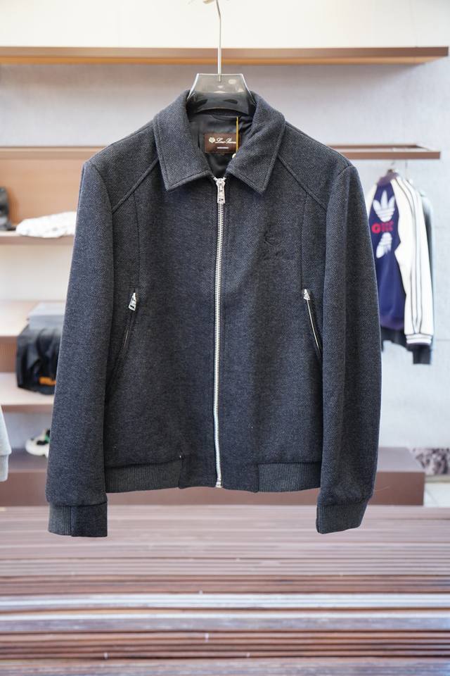 Lp，意式重奢新品老钱风，系列立领夹克 2025秋冬系列清爽的斜纹织布，多重混纺面料，自带拉毛的立体手感与肌理，触手柔滑有骨感，细密质地能有效防风疏水。可拆卸戴
