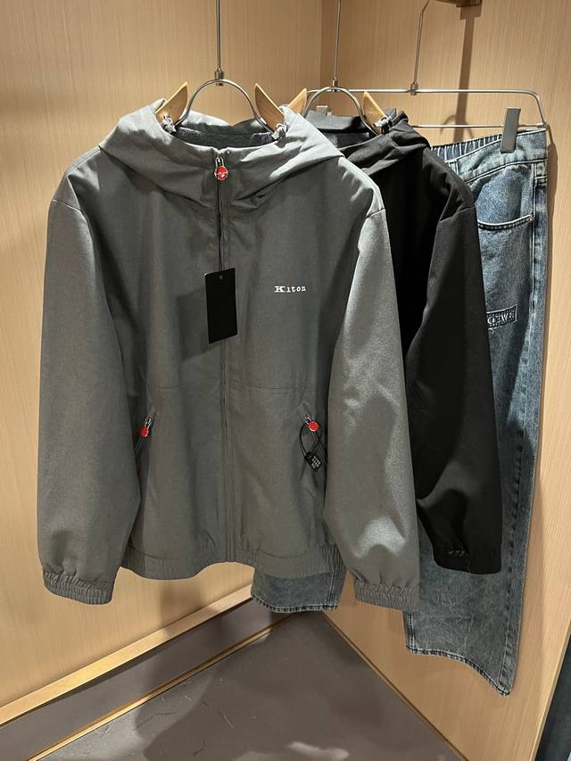 Kiton 2025秋冬新款男士休闲夹克，采用进口专属聚酯纤维面料！！简单Logo标识五金设计！代表品牌形象 简洁舒适的款式，线条感粗细均匀饱满，精致细腻，上身