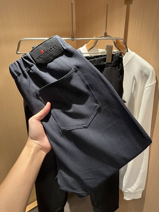 Kiton 2025秋冬新品男士高端休闲百搭四季通勤修身剪裁休闲裤！对于粉丝来说，这样大气的经典设计足矣一眼种草，是今年所有牛仔裤当中最帅的一个系列，我只需要看