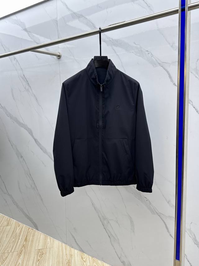 Zegna*杰尼亚 2025Ss秋季新款薄夹克立领，定制高品质聚酯纤维面料！顶级时尚大牌元素Logo刺绣设计，三标齐全！原版五金辅料，线条流畅，工艺精致，上身版