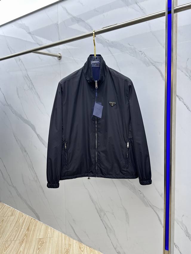 prad*普拉达 2025秋冬新款夹克外套立领，双面穿。秀场新品品相非常完美，舒适时尚，环保再生尼龙面料，色泽饱满诱人，非常出彩的设计，轻松将时髦感进阶，做工极