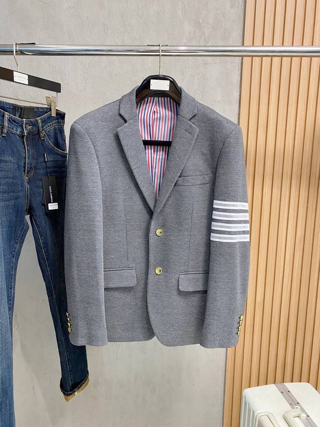 新品 Tb新款经典三粒扣时尚羊毛单西，男女同款经典色织四条杠标识休闲翻领西服外套！贸易公司渠道！Tb口碑渠道订单稀出，你不容错过的渠道狠货，各种细节做工都没有问